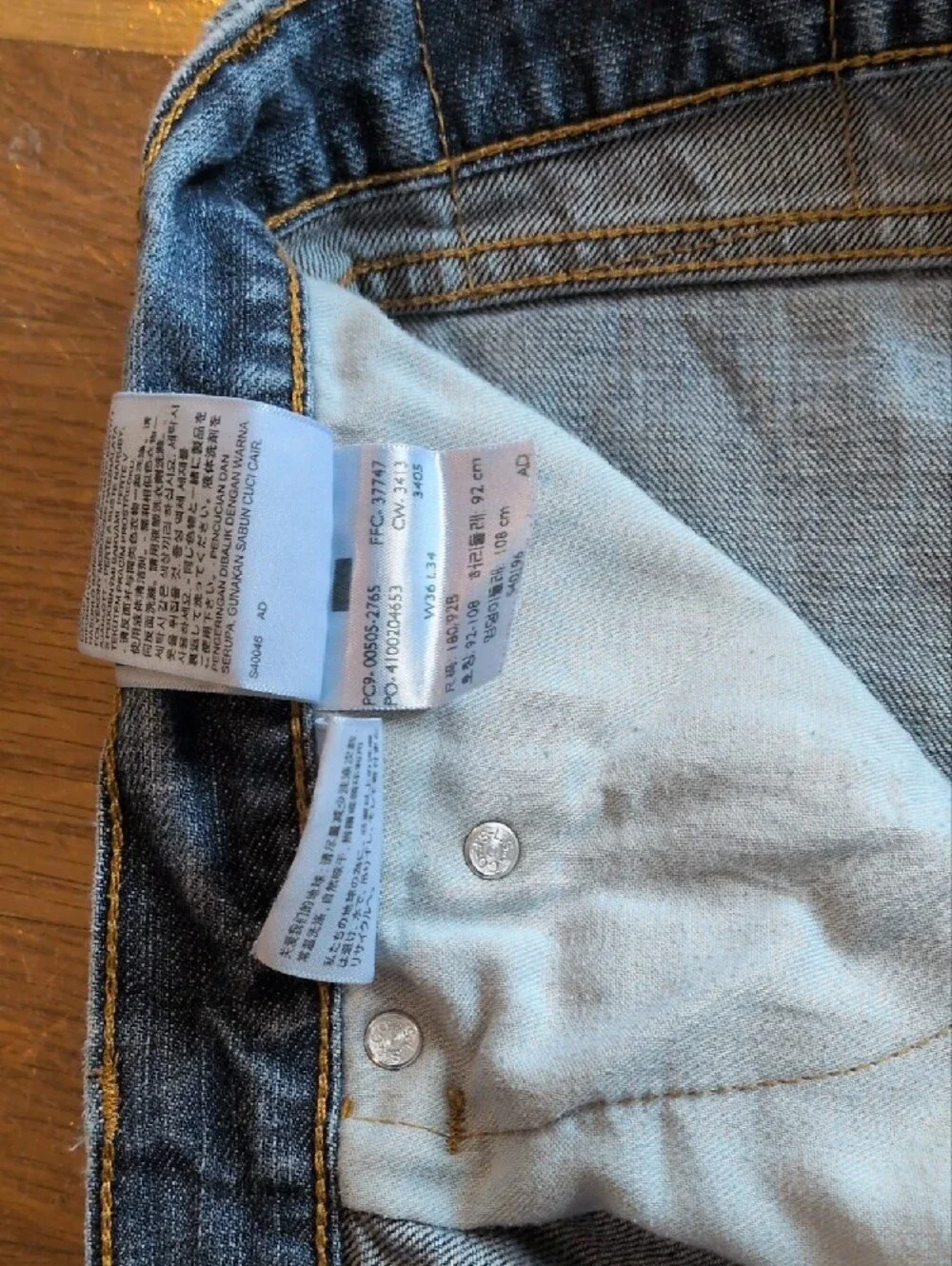 Levi's 505 Men's Straight Jeans in Blue with Knee Rip
